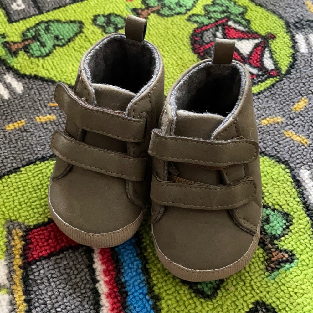 Army green Oshkosh booties size 1 (infant) NWOT